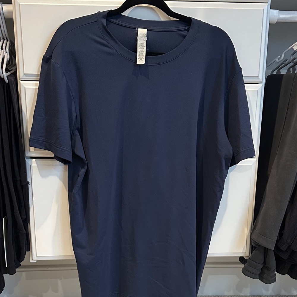 ALO Yoga Men's Navy Short Sleeve Tee